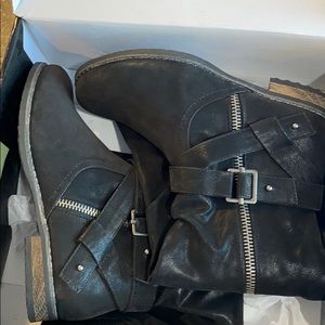 Knee length black boots, wide width, size 10